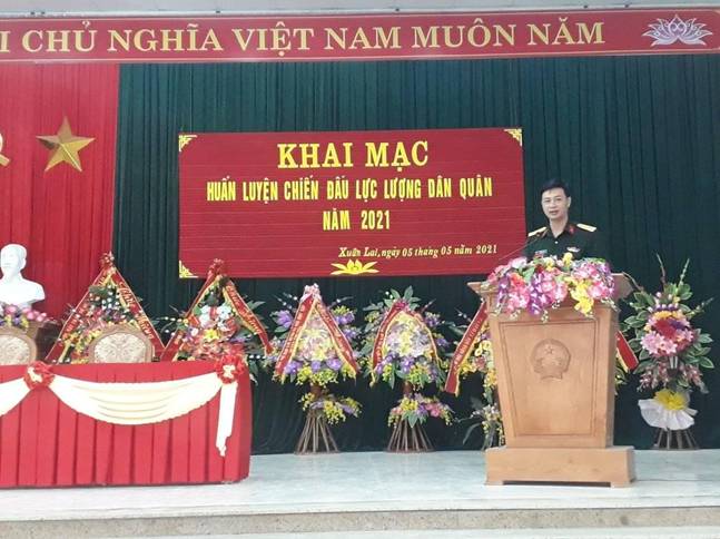 Description: Có thể là hình ảnh về 2 người, mọi người đang đứng và văn bản cho biết 'I CHÚ NGHĨA VIỆT NAM MUÔN NĂM KHAI MẠC HUẤN LUYỆN CHIẾN ĐẦU LỰC LƯỢNG DAN QUÂN NAM 2021 Xuân Lai, ngày 05 thang 05 năm 2021'