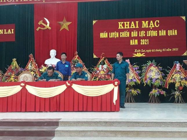Description: Có thể là hình ảnh về 4 người, mọi người đang đứng và văn bản cho biết 'N LAI KHAI MẠC HUẤN LUYỆN CHIẾN ĐẤU LỰC LƯỢNG ÂN QUÂN NĂM 2021 Xuân Lai ,ngày 05 tháng 05 năm 2021'