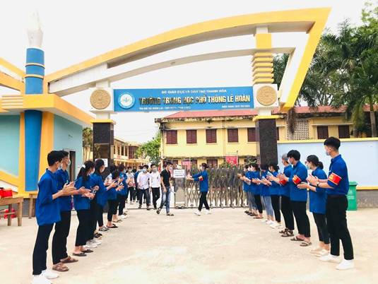 Description: Có thể là hình ảnh về một hoặc nhiều người và mọi người đang đứng