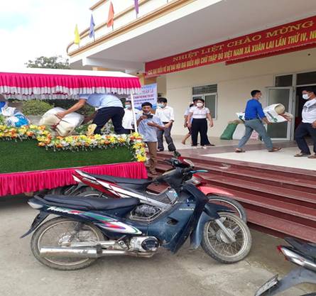 Description: Có thể là hình ảnh về 1 người và hoa