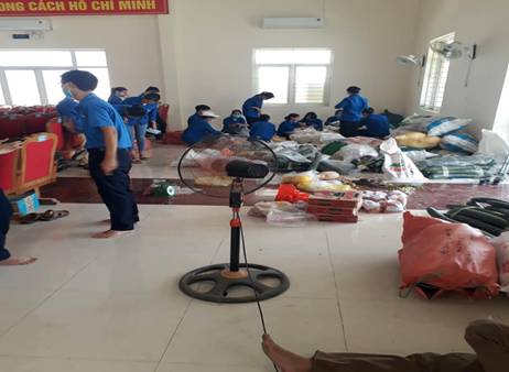 Description: Có thể là hình ảnh về một hoặc nhiều người, mọi người đang đứng, trong nhà và văn bản cho biết 'NG CACH HO CHI MINH'