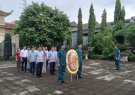 Các đồng chí lãnh đạo huyện và lãnh đạo địa phương viếng nhà bia tưởng niệm các anh hùng liệt sĩ và thăm, tặng quà gia đình chính sách trên địa bàn xã Xuân Lai
