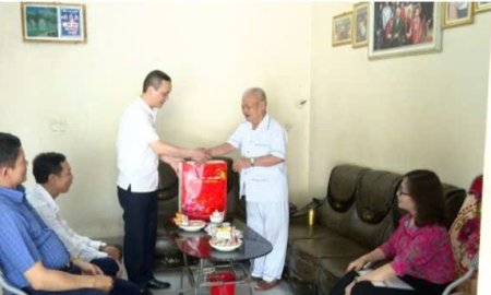 PHÓ BÍ THƯ THƯỜNG TRỰC HUYỆN ỦY THỌ XUÂN THÁI XUÂN CƯỜNG THĂM HỎI, TẶNG QUÀ CÁC GIA ĐÌNH NGƯỜI CÓ CÔNG VÀ THÂN NHÂN LIỆT SỸ TẠI CÁC XÃ THỌ LẬP VÀ XUÂN SINH